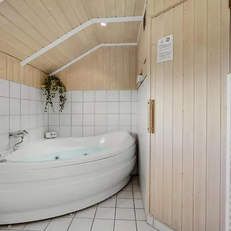 Three-bedroom In Feriehus